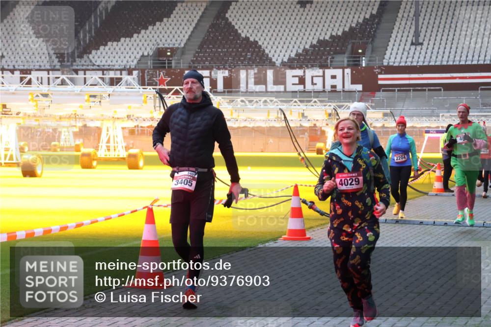 07.12.2025 - St. Pauli X-Mass-Run No. 15 Luisa Fischer http://msf.ph/oto/9376903 07.12.2025 09:59:49 Ziel 3405, 3405, 4029, 2204, 1465, 488, 910, 911, 939, 961, 1120, 1763, 2204, 2207, 2529, 2657, 3147, 3345, 3513, 4029, 4051, 4052, 4465 meine-sportfotos.de