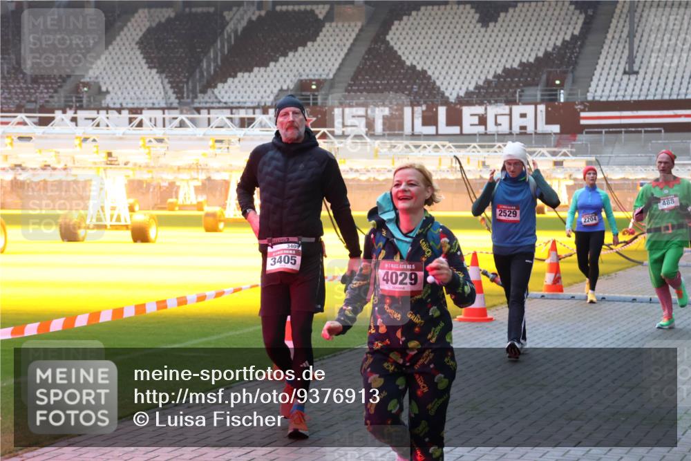 07.12.2025 - St. Pauli X-Mass-Run No. 15 Luisa Fischer http://msf.ph/oto/9376913 07.12.2025 09:59:50 Ziel 3405, 3405, 15, 4029, 2529, 2204, 488, 488, 910, 911, 939, 961, 1120, 1763, 2204, 2207, 2529, 2657, 3147, 3345, 3513, 4029, 4051, 4052, 4465 meine-sportfotos.de