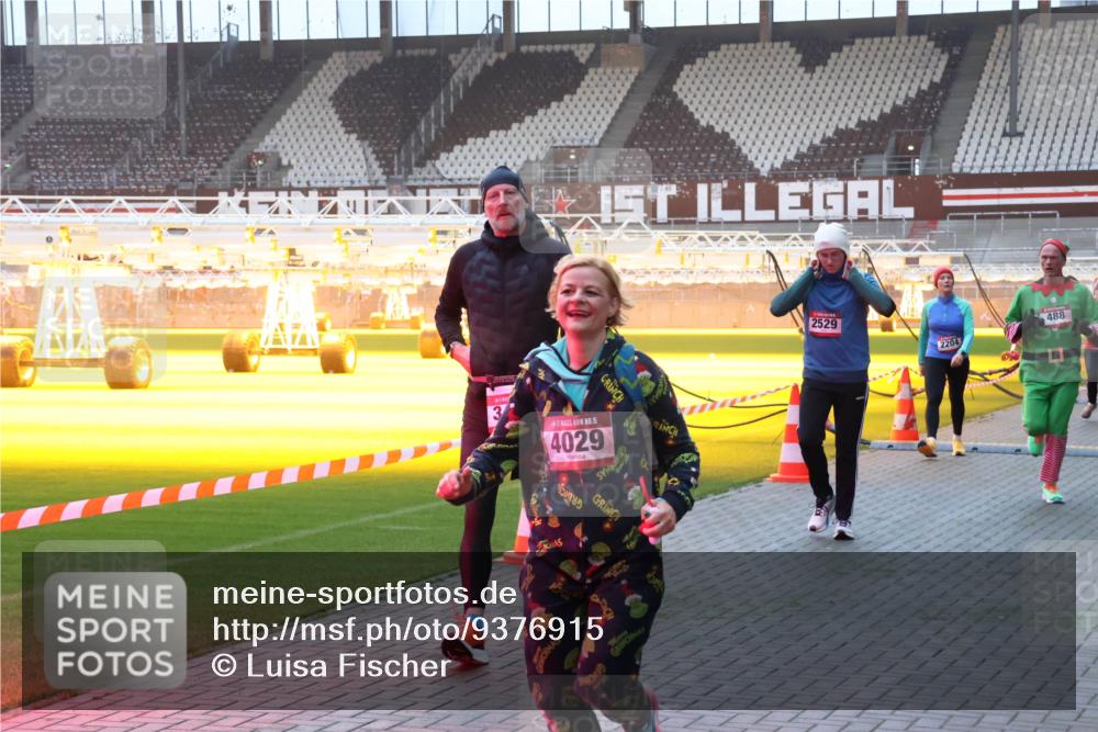 07.12.2025 - St. Pauli X-Mass-Run No. 15 Luisa Fischer http://msf.ph/oto/9376915 07.12.2025 09:59:51 Ziel 15, 4029, 2529, 488, 2204, 488, 910, 911, 939, 961, 1120, 1763, 2204, 2207, 2529, 2657, 3147, 3345, 3513, 4029, 4051, 4052, 4465 meine-sportfotos.de