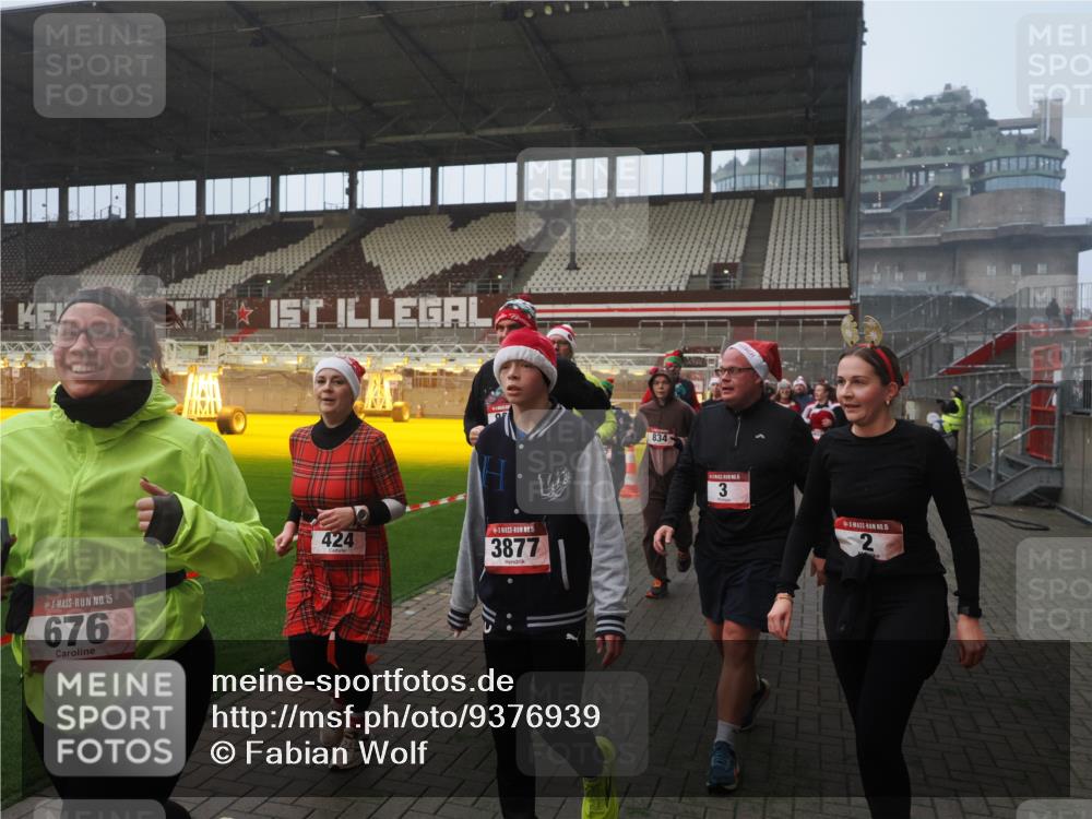 07.12.2025 - St. Pauli X-Mass-Run No. 15 Fabian Wolf http://msf.ph/oto/9376939 07.12.2025 10:06:01 Ziel 2, 3, 148, 180, 424, 468, 676, 805, 834, 1788, 1789, 1791, 2756, 2757, 2894, 2968, 3093, 3172, 3196, 3812, 3814, 3857, 3859, 3877, 4194, 4195, 4235, 4236, 4237, 4246, 4251 meine-sportfotos.de