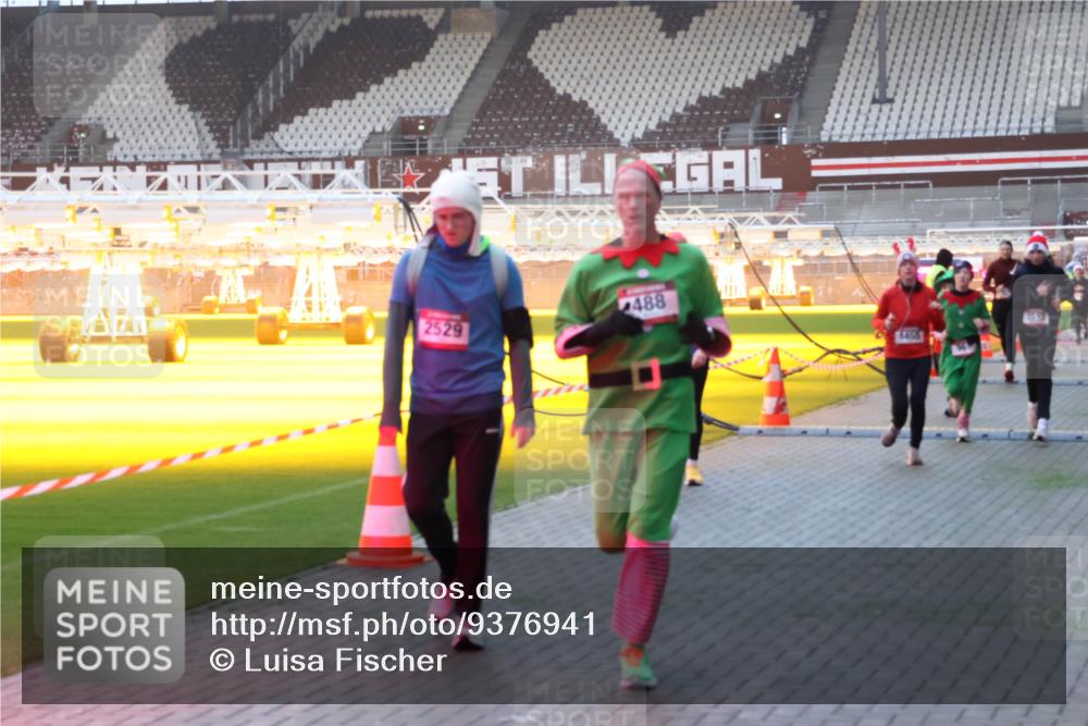 07.12.2025 - St. Pauli X-Mass-Run No. 15 Luisa Fischer http://msf.ph/oto/9376941 07.12.2025 09:59:54 Ziel 2529, 488, 4468, 488, 910, 911, 939, 961, 1120, 1763, 2186, 2204, 2207, 2529, 2657, 2729, 3147, 3345, 3513, 4029, 4051, 4052, 4465 meine-sportfotos.de