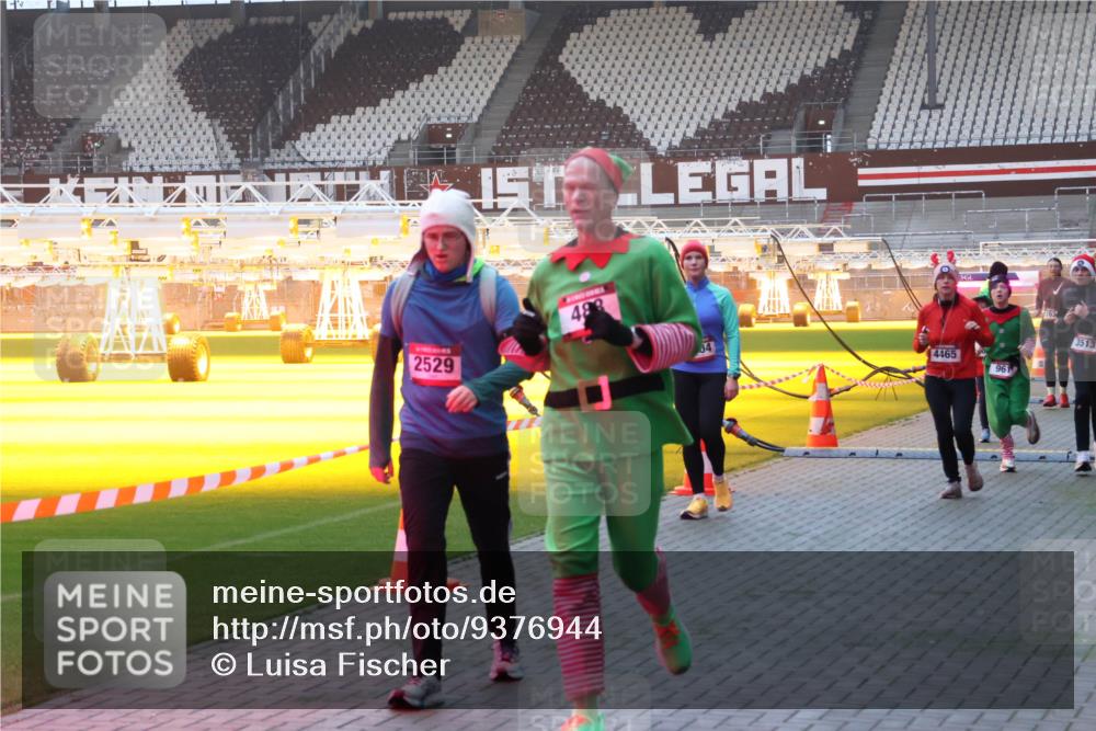 07.12.2025 - St. Pauli X-Mass-Run No. 15 Luisa Fischer http://msf.ph/oto/9376944 07.12.2025 09:59:54 Ziel 1, 2529, 488, 4465, 96, 3513, 488, 910, 911, 939, 961, 1120, 1763, 2186, 2204, 2207, 2529, 2657, 2729, 3147, 3345, 3513, 4029, 4051, 4052, 4465 meine-sportfotos.de