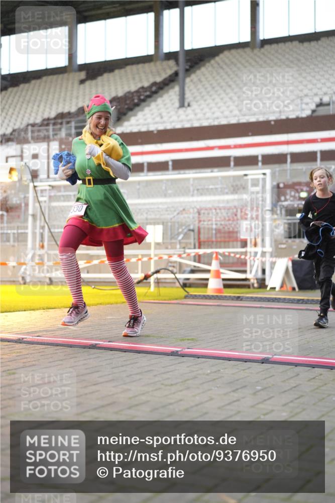 07.12.2025 - St. Pauli X-Mass-Run No. 15 Patografie http://msf.ph/oto/9376950 07.12.2025 10:06:35 Ziel 150, 562, 1479, 1480, 2129, 3213, 3232, 3330, 3333, 3534, 3535, 3536, 3537, 3970, 3971, 4459 meine-sportfotos.de