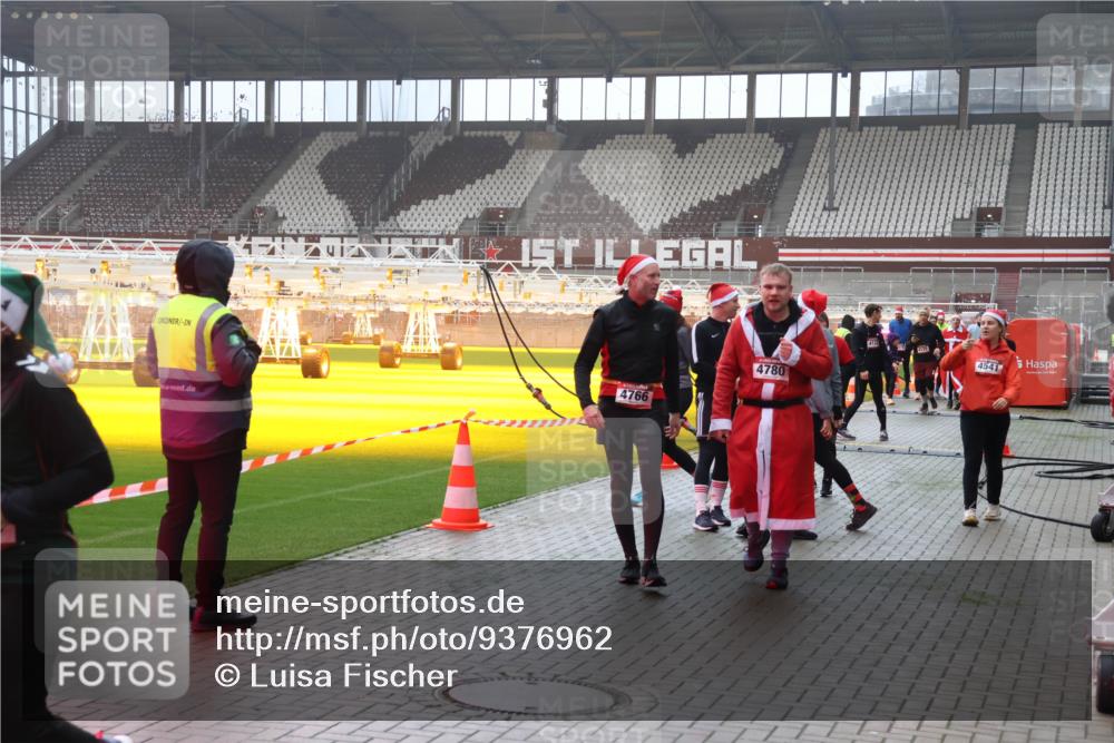 07.12.2025 - St. Pauli X-Mass-Run No. 15 Luisa Fischer http://msf.ph/oto/9376962 07.12.2025 10:25:05 Ziel 4766, 4780, 4541, 712, 897, 915, 974, 1986, 2071, 3152, 4040, 4078, 4079, 4091, 4092, 4122, 4135, 4136, 4140, 4155, 4177, 4474, 4496, 4497, 4530, 4541, 4542, 4689, 4692, 4694, 4766, 4780, 4846 meine-sportfotos.de