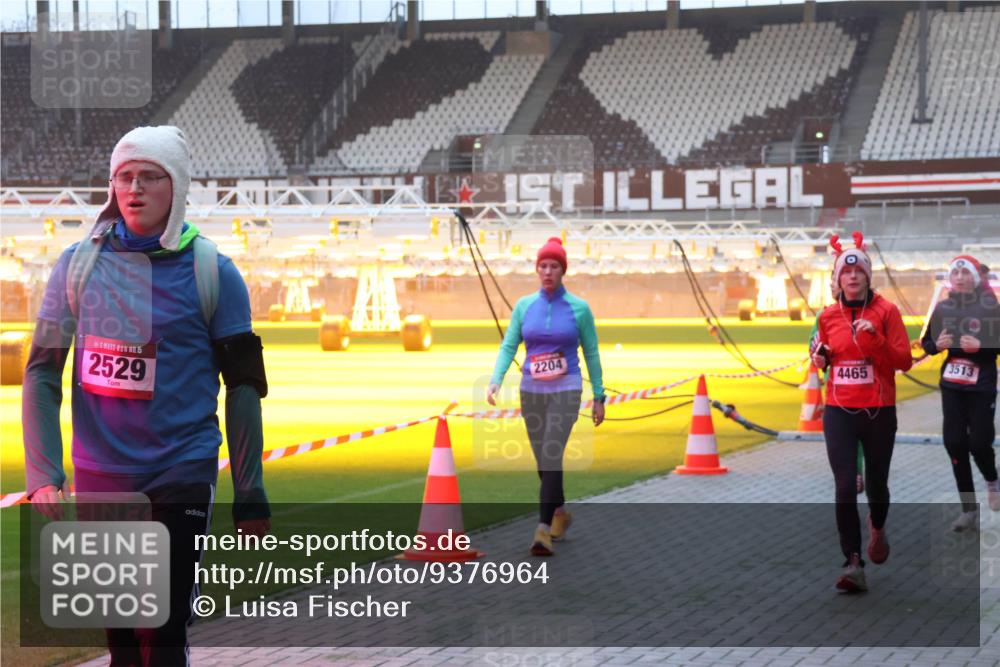07.12.2025 - St. Pauli X-Mass-Run No. 15 Luisa Fischer http://msf.ph/oto/9376964 07.12.2025 09:59:56 Ziel 15, 2529, 2204, 4465, 3513, 488, 910, 911, 934, 939, 961, 1120, 1763, 2186, 2204, 2207, 2529, 2657, 2729, 3147, 3345, 3513, 4029, 4051, 4052, 4465 meine-sportfotos.de