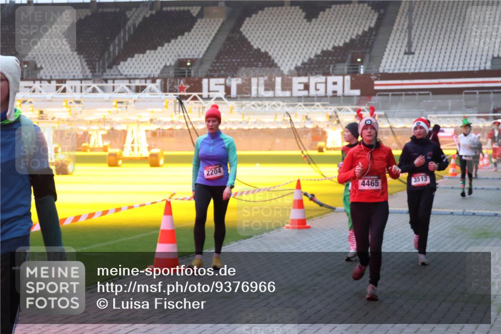 07.12.2025 - St. Pauli X-Mass-Run No. 15 Luisa Fischer http://msf.ph/oto/9376966 07.12.2025 09:59:57 Ziel 2204, 4465, 3513, 488, 910, 911, 934, 939, 961, 1112, 1120, 1763, 2186, 2204, 2207, 2529, 2657, 2729, 2964, 3147, 3345, 3513, 4029, 4051, 4052, 4465 meine-sportfotos.de