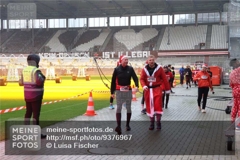 07.12.2025 - St. Pauli X-Mass-Run No. 15 Luisa Fischer http://msf.ph/oto/9376967 07.12.2025 10:25:06 Ziel 4766, 4541, 4780, 712, 915, 974, 1986, 2071, 3152, 4040, 4078, 4079, 4091, 4092, 4122, 4135, 4136, 4140, 4155, 4177, 4474, 4496, 4497, 4513, 4514, 4530, 4541, 4542, 4689, 4692, 4694, 4766, 4780, 4846 meine-sportfotos.de