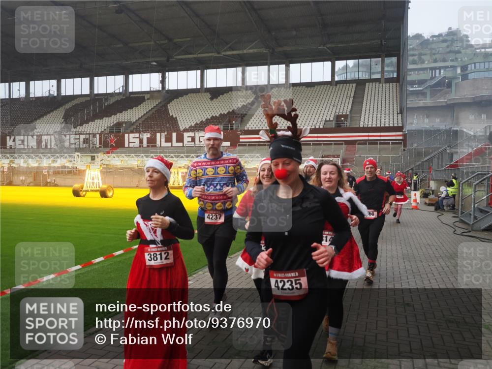 07.12.2025 - St. Pauli X-Mass-Run No. 15 Fabian Wolf http://msf.ph/oto/9376970 07.12.2025 10:06:04 Ziel 148, 180, 424, 468, 676, 805, 834, 967, 969, 1788, 2756, 2757, 2894, 2968, 3093, 3172, 3196, 3812, 3814, 3857, 3859, 3877, 4235, 4236, 4237, 4246, 4251 meine-sportfotos.de
