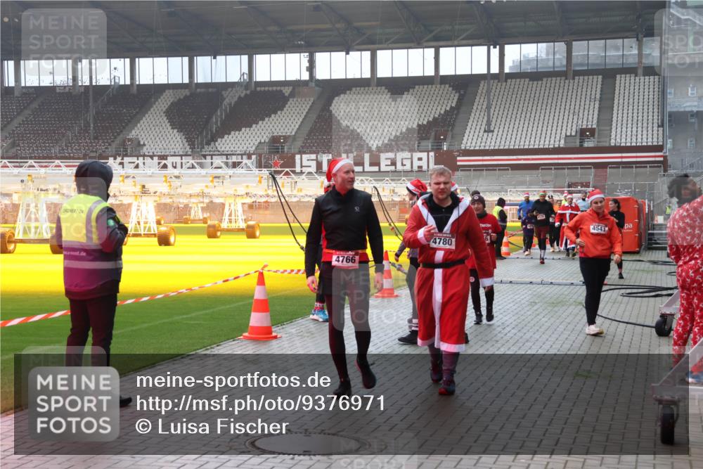 07.12.2025 - St. Pauli X-Mass-Run No. 15 Luisa Fischer http://msf.ph/oto/9376971 07.12.2025 10:25:06 Ziel 4766, 4780, 454, 712, 915, 974, 1986, 2071, 3152, 4040, 4078, 4079, 4091, 4092, 4122, 4135, 4136, 4140, 4155, 4177, 4474, 4496, 4497, 4513, 4514, 4530, 4541, 4542, 4689, 4692, 4694, 4766, 4780, 4846 meine-sportfotos.de