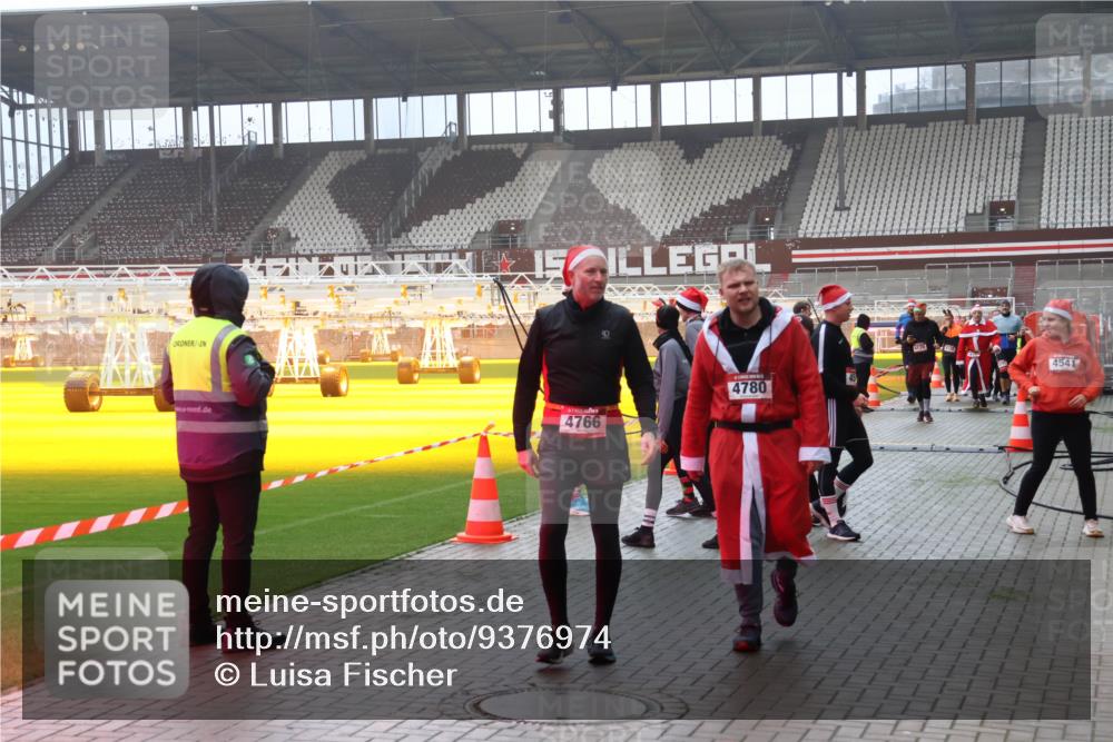 07.12.2025 - St. Pauli X-Mass-Run No. 15 Luisa Fischer http://msf.ph/oto/9376974 07.12.2025 10:25:07 Ziel 4766, 4780, 4135, 4541, 712, 915, 974, 1986, 2071, 3152, 4078, 4079, 4091, 4092, 4122, 4135, 4136, 4140, 4155, 4177, 4474, 4496, 4497, 4513, 4514, 4530, 4541, 4542, 4689, 4692, 4694, 4766, 4780, 4846 meine-sportfotos.de