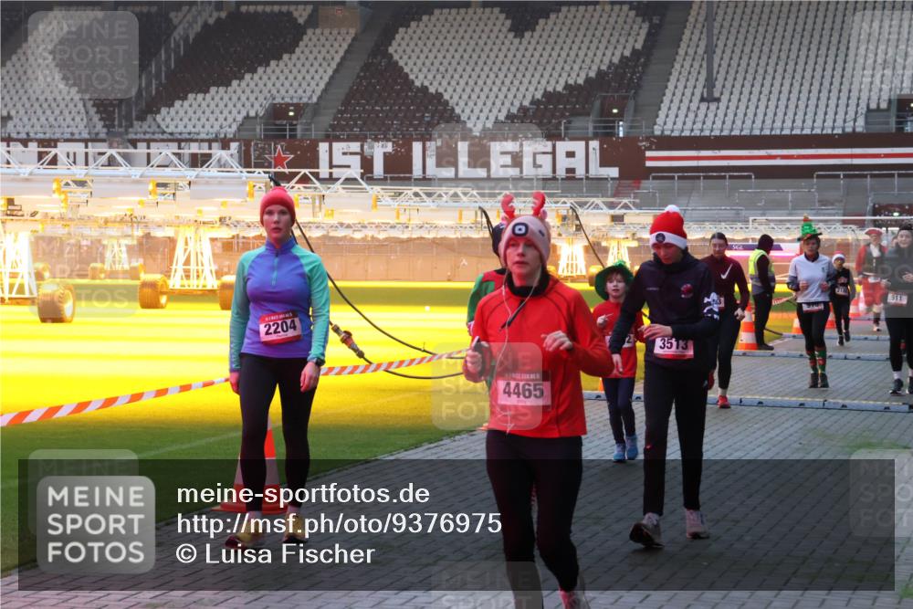 07.12.2025 - St. Pauli X-Mass-Run No. 15 Luisa Fischer http://msf.ph/oto/9376975 07.12.2025 09:59:58 Ziel 2204, 4465, 3513, 911, 488, 910, 911, 934, 939, 961, 1112, 1120, 1763, 2186, 2204, 2207, 2529, 2657, 2729, 2964, 3345, 3513, 4029, 4051, 4052, 4465 meine-sportfotos.de