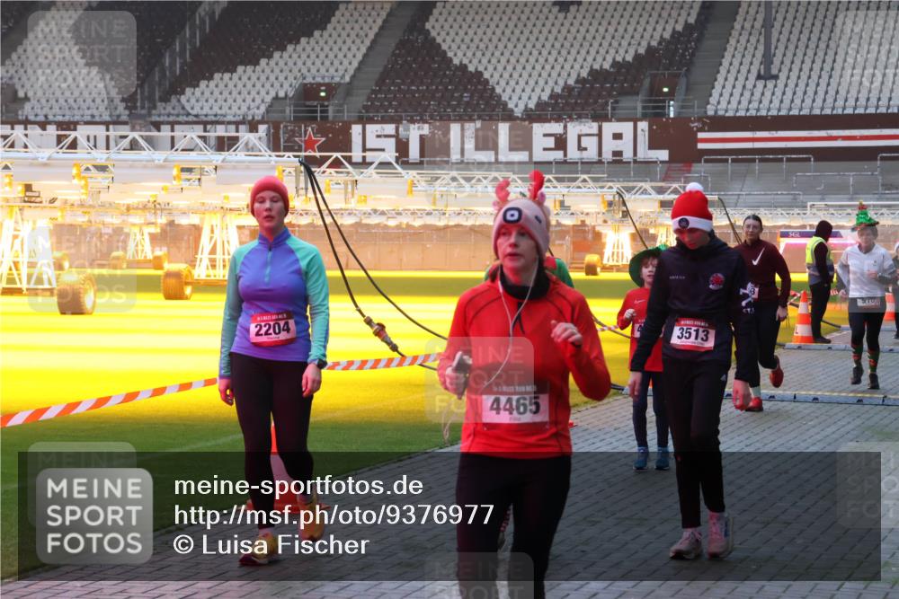 07.12.2025 - St. Pauli X-Mass-Run No. 15 Luisa Fischer http://msf.ph/oto/9376977 07.12.2025 09:59:58 Ziel 2204, 4465, 3513, 488, 910, 911, 934, 939, 961, 1112, 1120, 1763, 2186, 2204, 2207, 2529, 2657, 2729, 2964, 3345, 3513, 4029, 4051, 4052, 4465 meine-sportfotos.de