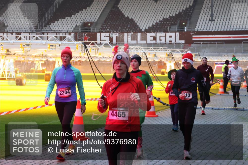 07.12.2025 - St. Pauli X-Mass-Run No. 15 Luisa Fischer http://msf.ph/oto/9376980 07.12.2025 09:59:58 Ziel 2204, 15, 4465, 40, 13, 488, 910, 911, 934, 939, 961, 1112, 1120, 1763, 2186, 2204, 2207, 2529, 2657, 2729, 2964, 3345, 3513, 4029, 4051, 4052, 4465 meine-sportfotos.de