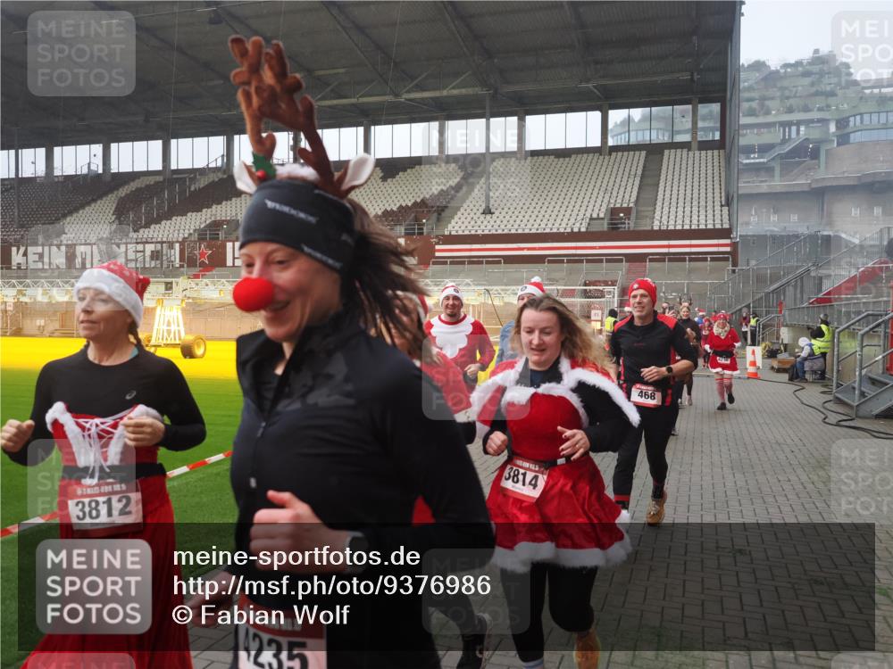 07.12.2025 - St. Pauli X-Mass-Run No. 15 Fabian Wolf http://msf.ph/oto/9376986 07.12.2025 10:06:05 Ziel 127, 148, 180, 424, 468, 676, 805, 834, 967, 969, 1788, 2756, 2757, 2894, 2968, 3093, 3172, 3196, 3812, 3814, 3857, 3859, 3877, 4235, 4236, 4237, 4246, 4251 meine-sportfotos.de