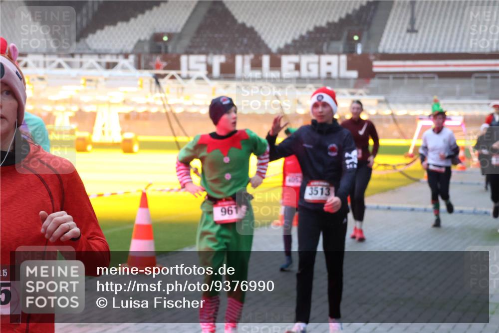 07.12.2025 - St. Pauli X-Mass-Run No. 15 Luisa Fischer http://msf.ph/oto/9376990 07.12.2025 10:00:00 Ziel 15, 961, 3513, 488, 910, 911, 934, 939, 961, 1112, 1120, 1763, 2186, 2204, 2207, 2529, 2657, 2729, 2964, 3513, 4029, 4051, 4052, 4465 meine-sportfotos.de