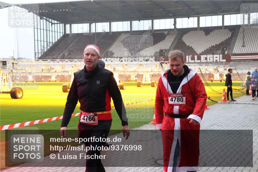07.12.2025 - St. Pauli X-Mass-Run No. 15 Luisa Fischer http://msf.ph/oto/9376998 07.12.2025 10:25:10 Ziel 4766, 9, 15, 4780, 712, 915, 974, 1986, 2071, 3152, 4078, 4079, 4091, 4092, 4122, 4135, 4136, 4140, 4155, 4177, 4431, 4474, 4496, 4497, 4513, 4514, 4530, 4541, 4542, 4689, 4692, 4694, 4766, 4780, 4846 meine-sportfotos.de