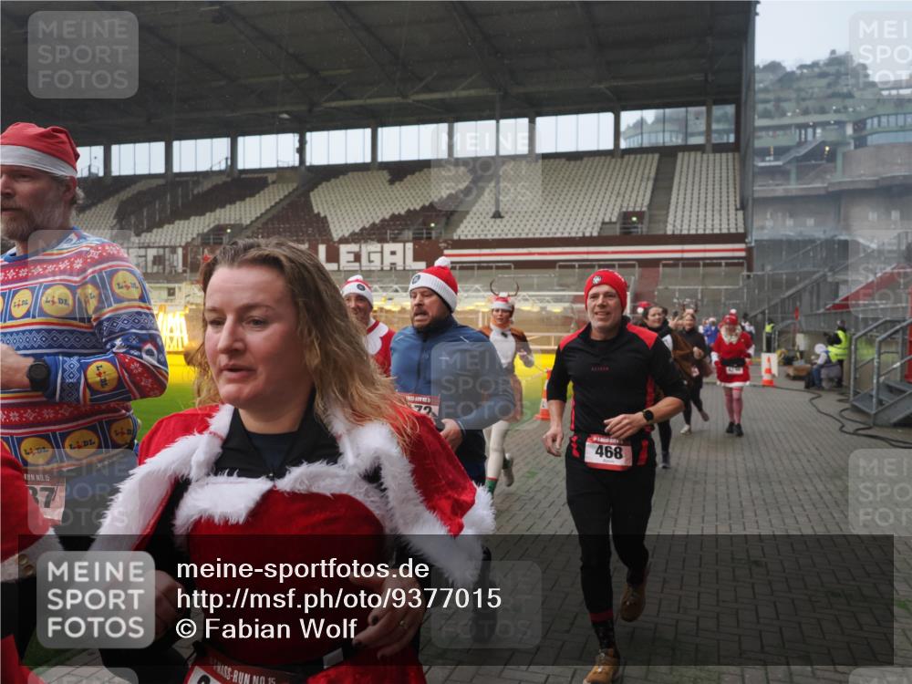 07.12.2025 - St. Pauli X-Mass-Run No. 15 Fabian Wolf http://msf.ph/oto/9377015 07.12.2025 10:06:06 Ziel 127, 148, 180, 424, 468, 676, 805, 834, 967, 969, 1788, 2756, 2757, 2894, 2968, 3093, 3172, 3196, 3812, 3814, 3857, 3859, 3877, 4235, 4236, 4237, 4246, 4251, 4670, 4676 meine-sportfotos.de