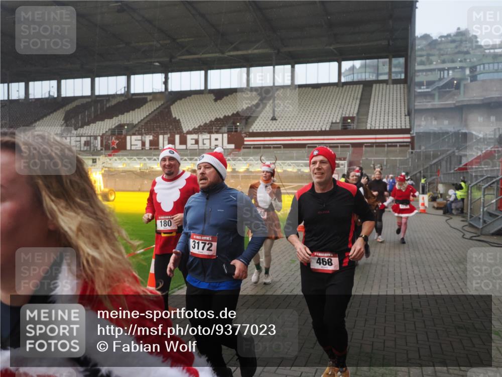 07.12.2025 - St. Pauli X-Mass-Run No. 15 Fabian Wolf http://msf.ph/oto/9377023 07.12.2025 10:06:06 Ziel 127, 148, 180, 424, 468, 676, 805, 834, 967, 969, 1788, 2756, 2757, 2894, 2968, 3093, 3172, 3196, 3812, 3814, 3857, 3859, 3877, 4235, 4236, 4237, 4246, 4251, 4670, 4676 meine-sportfotos.de