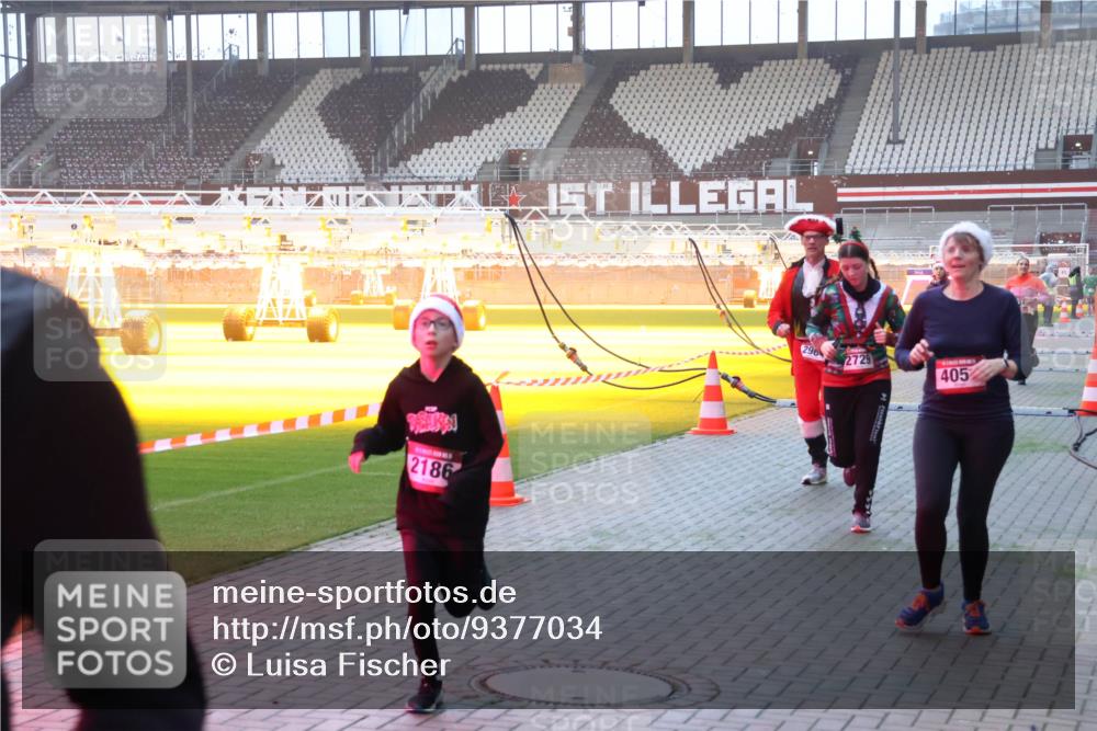 07.12.2025 - St. Pauli X-Mass-Run No. 15 Luisa Fischer http://msf.ph/oto/9377034 07.12.2025 10:00:07 Ziel 2186, 296, 2729, 405, 488, 910, 911, 934, 939, 961, 1112, 1120, 1763, 2186, 2204, 2207, 2657, 2729, 2964, 3513, 4029, 4051, 4052, 4465 meine-sportfotos.de