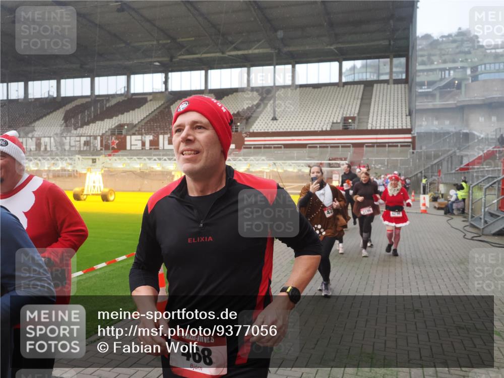 07.12.2025 - St. Pauli X-Mass-Run No. 15 Fabian Wolf http://msf.ph/oto/9377056 07.12.2025 10:06:07 Ziel 127, 148, 180, 424, 468, 676, 805, 834, 893, 967, 969, 1788, 2756, 2757, 2894, 2968, 3093, 3172, 3196, 3812, 3814, 3857, 3859, 4235, 4236, 4237, 4246, 4251, 4670, 4676 meine-sportfotos.de