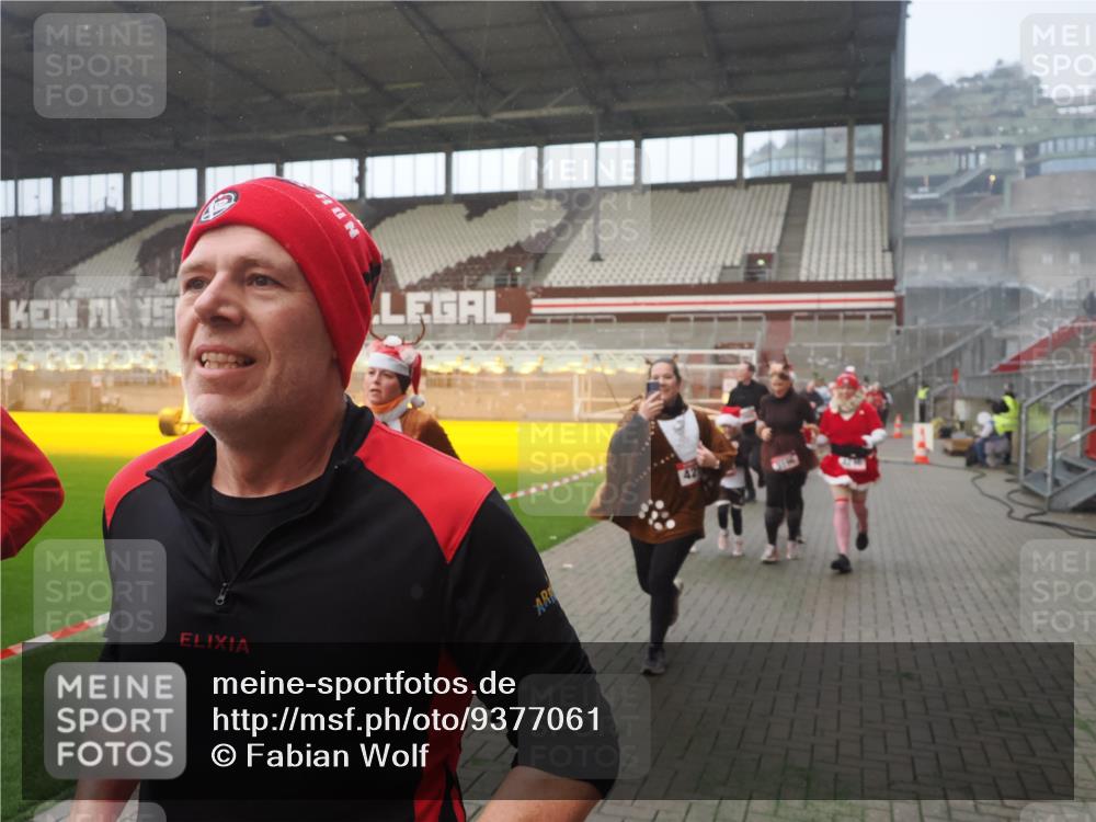 07.12.2025 - St. Pauli X-Mass-Run No. 15 Fabian Wolf http://msf.ph/oto/9377061 07.12.2025 10:06:07 Ziel 127, 148, 180, 424, 468, 676, 805, 834, 893, 967, 969, 1788, 2756, 2757, 2894, 2968, 3093, 3172, 3196, 3812, 3814, 3857, 3859, 4235, 4236, 4237, 4246, 4251, 4670, 4676 meine-sportfotos.de