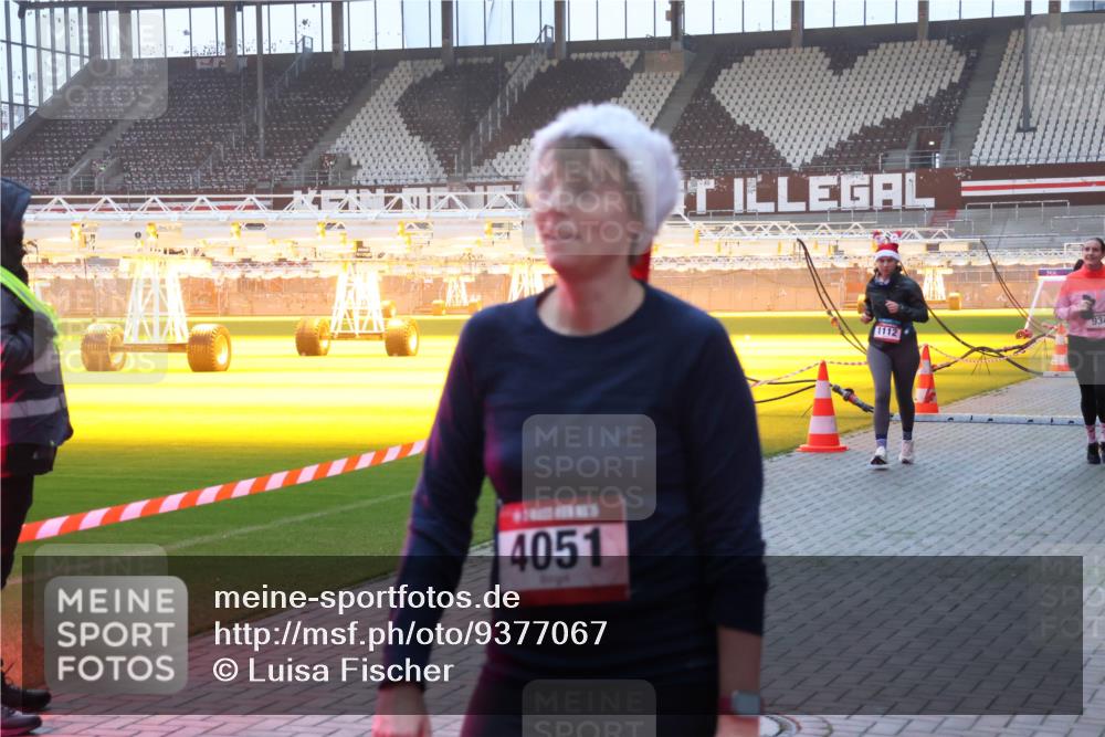 07.12.2025 - St. Pauli X-Mass-Run No. 15 Luisa Fischer http://msf.ph/oto/9377067 07.12.2025 10:00:11 Ziel 4051, 1112, 488, 802, 910, 911, 934, 961, 1112, 1360, 1404, 1763, 2186, 2204, 2207, 2657, 2729, 2964, 3513, 4029, 4051, 4052, 4465 meine-sportfotos.de
