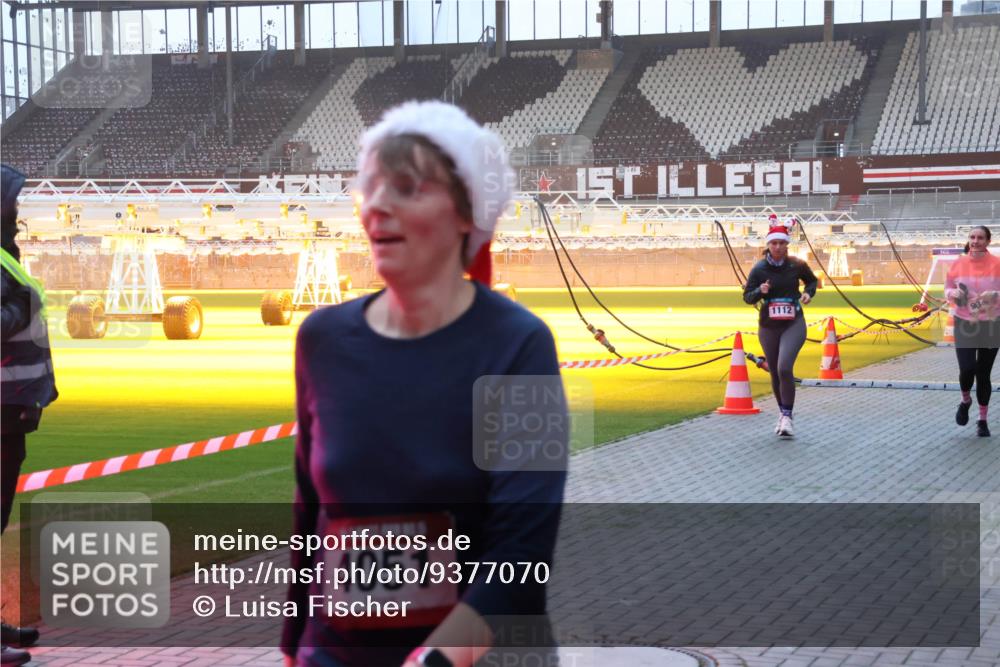 07.12.2025 - St. Pauli X-Mass-Run No. 15 Luisa Fischer http://msf.ph/oto/9377070 07.12.2025 10:00:11 Ziel 4051, 1112, 488, 802, 910, 911, 934, 961, 1112, 1360, 1404, 1763, 2186, 2204, 2207, 2657, 2729, 2964, 3513, 4029, 4051, 4052, 4465 meine-sportfotos.de