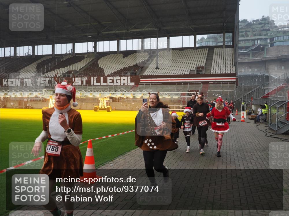 07.12.2025 - St. Pauli X-Mass-Run No. 15 Fabian Wolf http://msf.ph/oto/9377074 07.12.2025 10:06:07 Ziel 127, 148, 180, 424, 468, 676, 805, 834, 893, 967, 969, 1788, 2756, 2757, 2894, 2968, 3093, 3172, 3196, 3812, 3814, 3857, 3859, 4235, 4236, 4237, 4246, 4251, 4670, 4676 meine-sportfotos.de