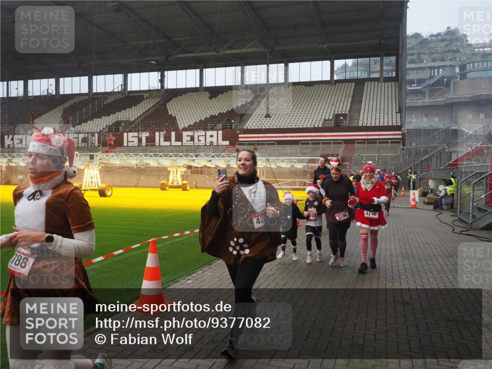 07.12.2025 - St. Pauli X-Mass-Run No. 15 Fabian Wolf http://msf.ph/oto/9377082 07.12.2025 10:06:07 Ziel 127, 148, 180, 424, 468, 676, 805, 834, 893, 967, 969, 1788, 2756, 2757, 2894, 2968, 3093, 3172, 3196, 3812, 3814, 3857, 3859, 4235, 4236, 4237, 4246, 4251, 4670, 4676 meine-sportfotos.de