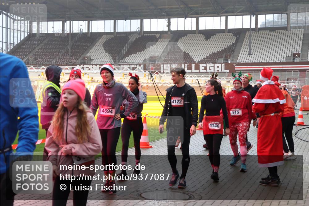 07.12.2025 - St. Pauli X-Mass-Run No. 15 Luisa Fischer http://msf.ph/oto/9377087 07.12.2025 10:25:27 Ziel 4694, 689, 4122, 4140, 915, 915, 974, 1012, 1977, 1987, 1995, 3152, 3962, 4078, 4079, 4091, 4092, 4118, 4119, 4121, 4135, 4136, 4155, 4177, 4201, 4204, 4284, 4335, 4431, 4474, 4496, 4497, 4513, 4514, 4530, 4541, 4542, 4766, 4780, 4846 meine-sportfotos.de
