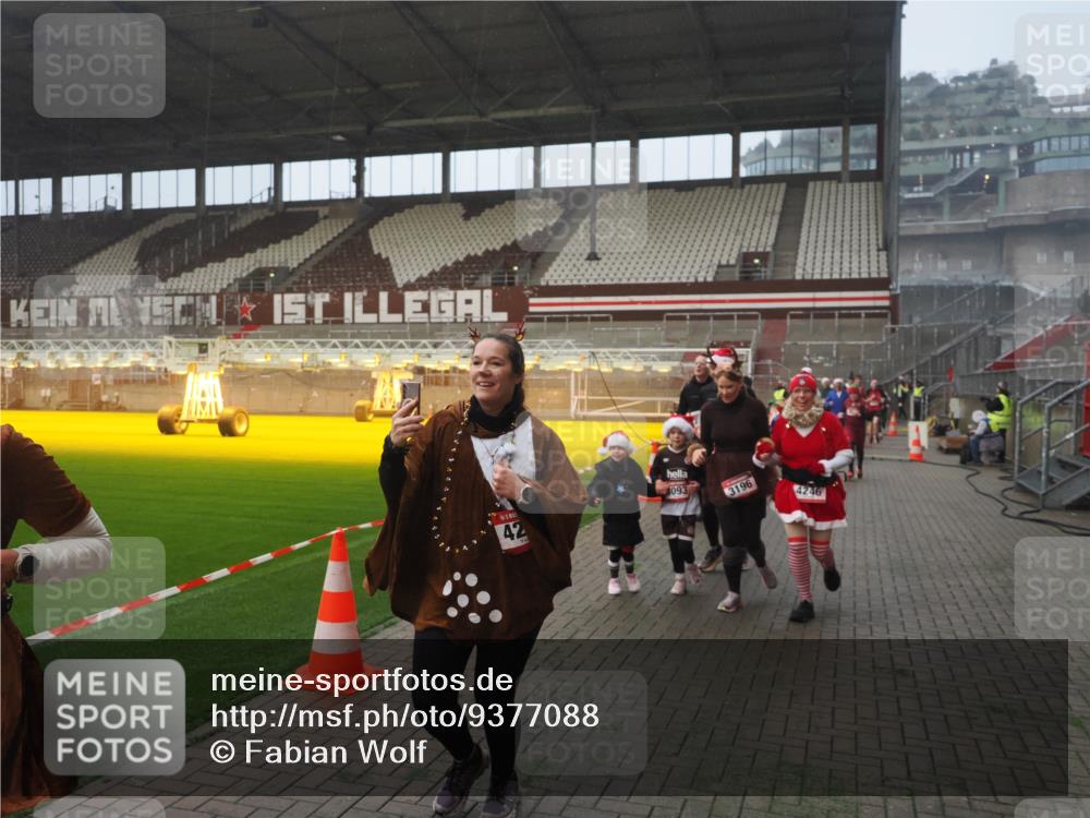 07.12.2025 - St. Pauli X-Mass-Run No. 15 Fabian Wolf http://msf.ph/oto/9377088 07.12.2025 10:06:08 Ziel 127, 148, 180, 424, 468, 676, 805, 834, 893, 967, 969, 1119, 1788, 1937, 2756, 2757, 2894, 2968, 3093, 3172, 3196, 3812, 3814, 3857, 3859, 4235, 4236, 4237, 4246, 4251, 4665, 4670, 4676 meine-sportfotos.de