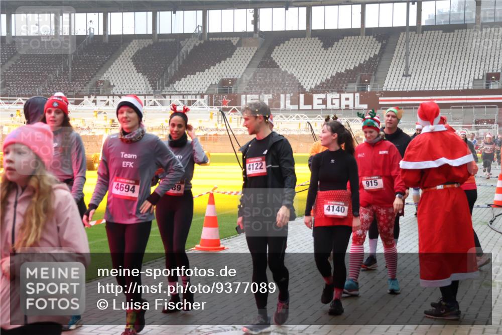 07.12.2025 - St. Pauli X-Mass-Run No. 15 Luisa Fischer http://msf.ph/oto/9377089 07.12.2025 10:25:28 Ziel 3104, 4694, 89, 4122, 4140, 915, 915, 974, 1012, 1977, 1987, 1995, 3152, 3962, 4078, 4079, 4091, 4092, 4118, 4119, 4121, 4135, 4136, 4155, 4177, 4201, 4204, 4284, 4335, 4431, 4474, 4482, 4485, 4496, 4497, 4513, 4514, 4530, 4541, 4542, 4766, 4780, 4846 meine-sportfotos.de