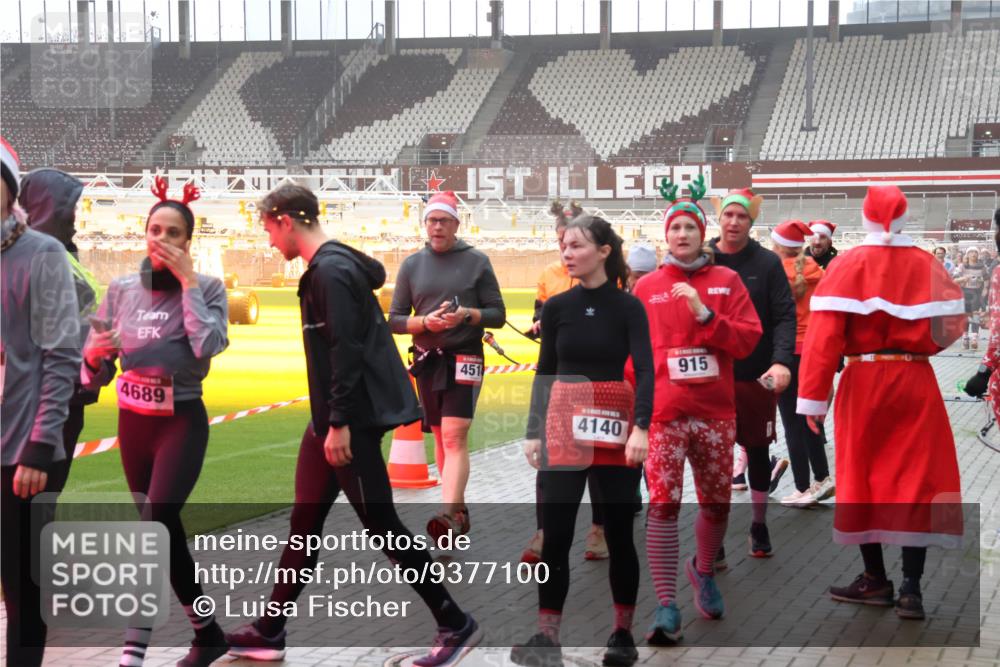 07.12.2025 - St. Pauli X-Mass-Run No. 15 Luisa Fischer http://msf.ph/oto/9377100 07.12.2025 10:25:29 Ziel 4517, 4689, 4140, 915, 915, 974, 1012, 1247, 1977, 1987, 1995, 3152, 3962, 4078, 4079, 4091, 4092, 4118, 4119, 4121, 4135, 4136, 4155, 4177, 4201, 4204, 4284, 4335, 4431, 4445, 4474, 4482, 4485, 4496, 4497, 4513, 4514, 4530, 4541, 4542, 4766, 4780, 4846 meine-sportfotos.de