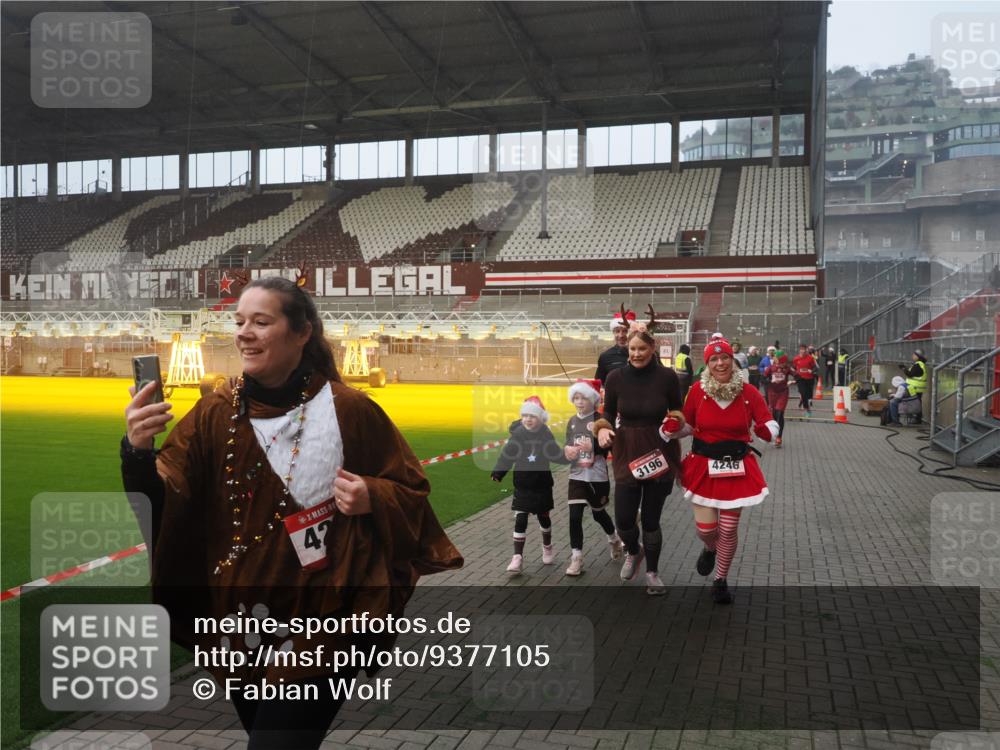 07.12.2025 - St. Pauli X-Mass-Run No. 15 Fabian Wolf http://msf.ph/oto/9377105 07.12.2025 10:06:08 Ziel 127, 148, 180, 424, 468, 676, 805, 834, 893, 967, 969, 1119, 1788, 1937, 2756, 2757, 2894, 2968, 3093, 3172, 3196, 3812, 3814, 3857, 3859, 4235, 4236, 4237, 4246, 4251, 4665, 4670, 4676 meine-sportfotos.de
