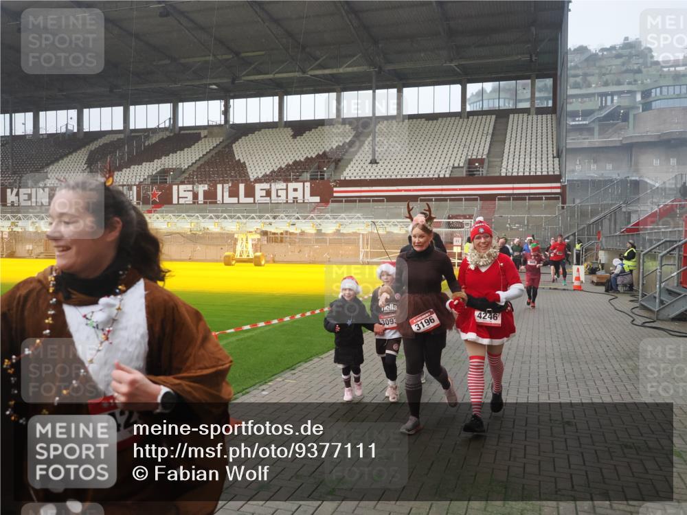 07.12.2025 - St. Pauli X-Mass-Run No. 15 Fabian Wolf http://msf.ph/oto/9377111 07.12.2025 10:06:08 Ziel 127, 148, 180, 424, 468, 676, 805, 834, 893, 967, 969, 1119, 1788, 1937, 2756, 2757, 2894, 2968, 3093, 3172, 3196, 3812, 3814, 3857, 3859, 4235, 4236, 4237, 4246, 4251, 4665, 4670, 4676 meine-sportfotos.de