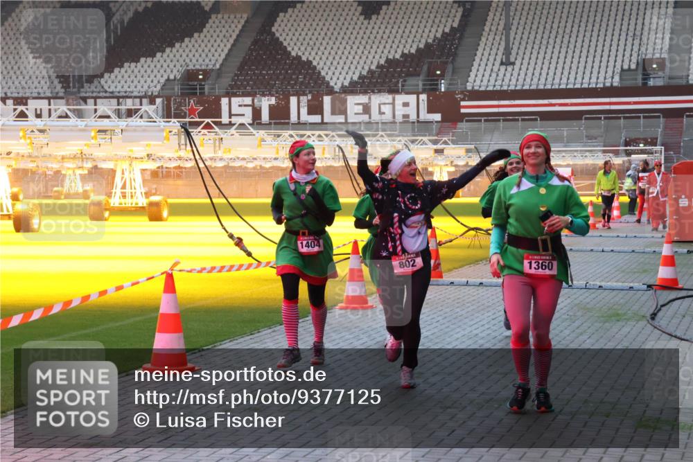 07.12.2025 - St. Pauli X-Mass-Run No. 15 Luisa Fischer http://msf.ph/oto/9377125 07.12.2025 10:00:29 Ziel 1404, 802, 1360, 488, 802, 910, 911, 934, 1112, 1333, 1354, 1360, 1404, 1763, 2140, 2141, 2186, 2729, 2964, 3336, 3513, 4051, 4052, 4129, 4465 meine-sportfotos.de