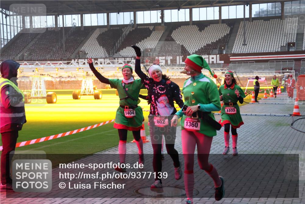 07.12.2025 - St. Pauli X-Mass-Run No. 15 Luisa Fischer http://msf.ph/oto/9377139 07.12.2025 10:00:31 Ziel 1404, 802, 1360, 1333, 802, 910, 911, 934, 1112, 1333, 1354, 1360, 1404, 1763, 2140, 2141, 2186, 2729, 2964, 3336, 3513, 4051, 4129 meine-sportfotos.de