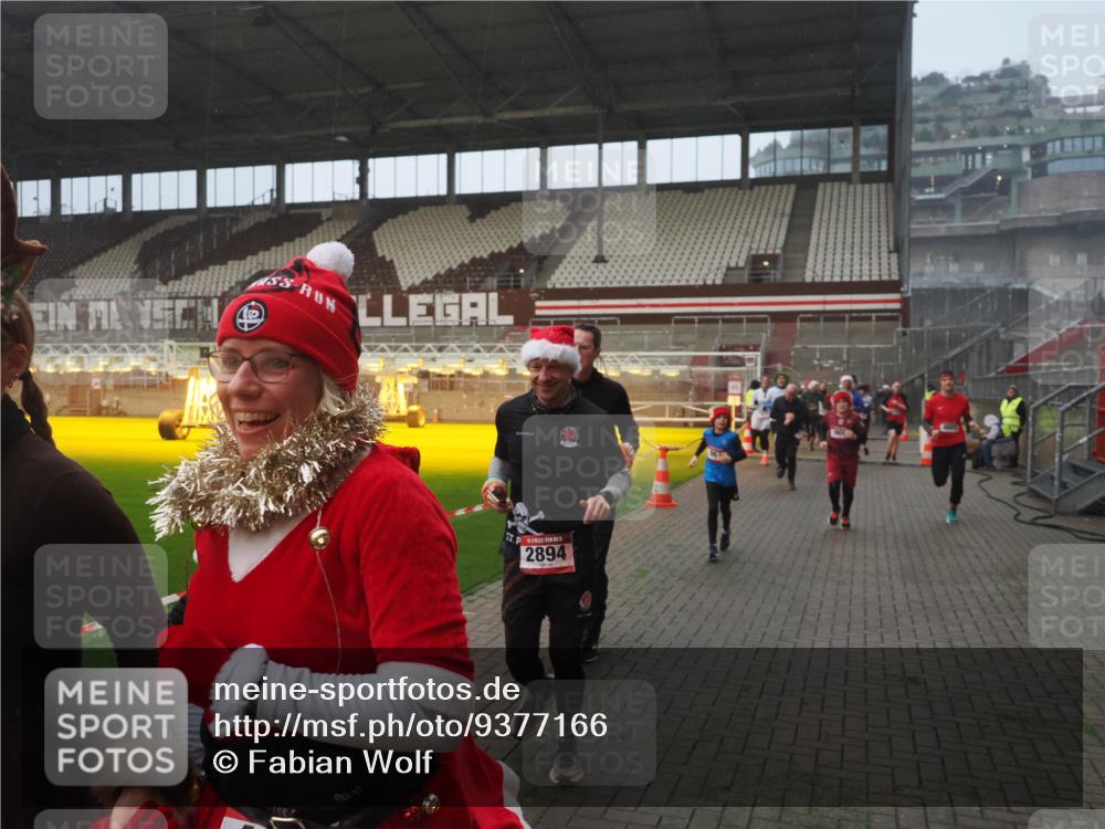 07.12.2025 - St. Pauli X-Mass-Run No. 15 Fabian Wolf http://msf.ph/oto/9377166 07.12.2025 10:06:10 Ziel 127, 148, 180, 424, 468, 676, 805, 834, 893, 967, 969, 1119, 1788, 1937, 2756, 2757, 2894, 2968, 3093, 3172, 3196, 3812, 3814, 3857, 3859, 4235, 4236, 4237, 4246, 4251, 4657, 4665, 4670, 4676, 4677, 4736, 4739 meine-sportfotos.de