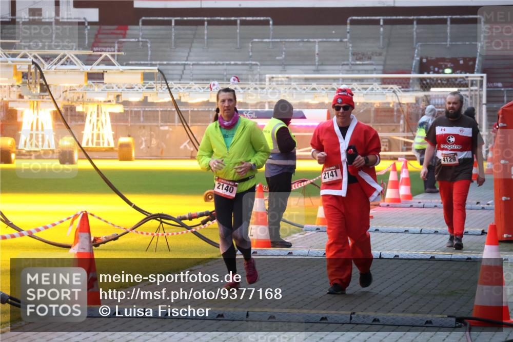 07.12.2025 - St. Pauli X-Mass-Run No. 15 Luisa Fischer http://msf.ph/oto/9377168 07.12.2025 10:00:40 Ziel 2140, 2141, 4129, 802, 934, 1112, 1333, 1354, 1360, 1404, 1418, 1976, 2140, 2141, 2186, 2729, 2964, 3336, 4129 meine-sportfotos.de
