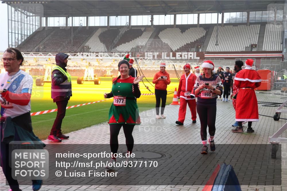 07.12.2025 - St. Pauli X-Mass-Run No. 15 Luisa Fischer http://msf.ph/oto/9377170 07.12.2025 10:25:43 Ziel 1977, 1012, 1995, 915, 974, 1012, 1247, 1631, 1977, 1987, 1995, 2029, 2680, 3152, 3962, 4091, 4092, 4118, 4119, 4121, 4162, 4164, 4177, 4201, 4202, 4204, 4284, 4335, 4372, 4373, 4431, 4445, 4474, 4482, 4485, 4496, 4497, 4513, 4514, 4530, 4846 meine-sportfotos.de