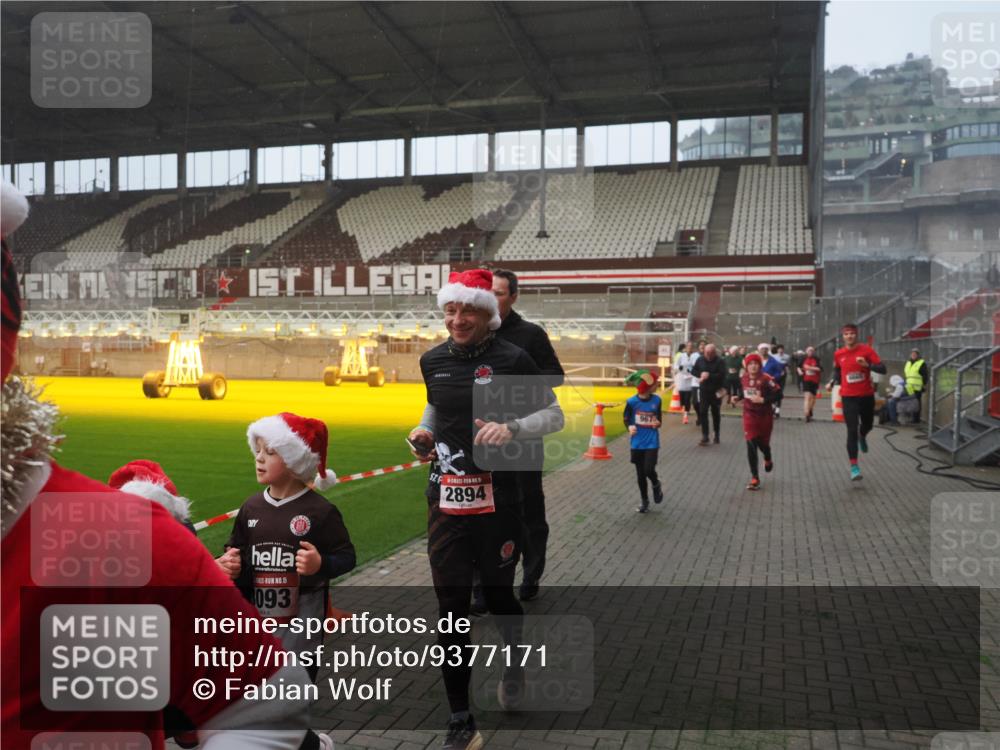 07.12.2025 - St. Pauli X-Mass-Run No. 15 Fabian Wolf http://msf.ph/oto/9377171 07.12.2025 10:06:10 Ziel 127, 148, 180, 424, 468, 676, 805, 834, 893, 967, 969, 1119, 1788, 1937, 2756, 2757, 2894, 2968, 3093, 3172, 3196, 3812, 3814, 3857, 3859, 4235, 4236, 4237, 4246, 4251, 4657, 4665, 4670, 4676, 4677, 4736, 4739 meine-sportfotos.de
