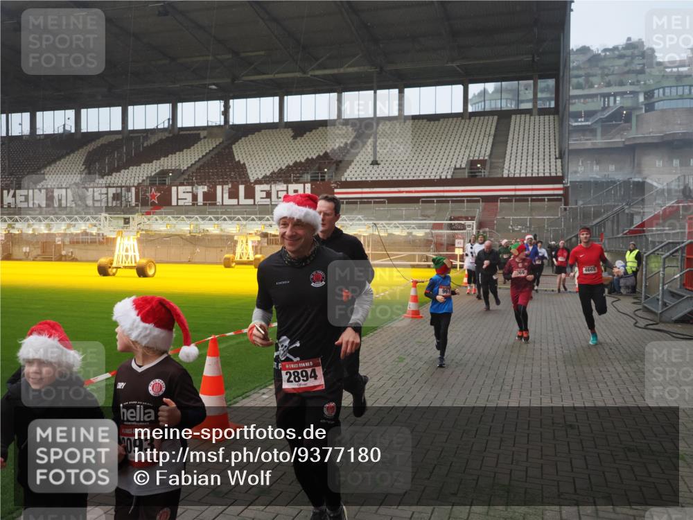 07.12.2025 - St. Pauli X-Mass-Run No. 15 Fabian Wolf http://msf.ph/oto/9377180 07.12.2025 10:06:10 Ziel 127, 148, 180, 424, 468, 676, 805, 834, 893, 967, 969, 1119, 1788, 1937, 2756, 2757, 2894, 2968, 3093, 3172, 3196, 3812, 3814, 3857, 3859, 4235, 4236, 4237, 4246, 4251, 4657, 4665, 4670, 4676, 4677, 4736, 4739 meine-sportfotos.de