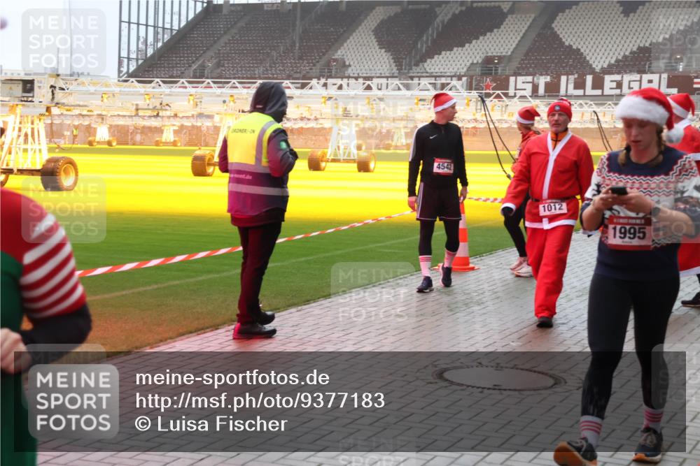 07.12.2025 - St. Pauli X-Mass-Run No. 15 Luisa Fischer http://msf.ph/oto/9377183 07.12.2025 10:25:44 Ziel 4542, 1012, 1995, 915, 974, 1012, 1247, 1631, 1977, 1987, 1995, 2029, 2680, 3742, 3962, 4118, 4119, 4121, 4162, 4164, 4201, 4202, 4204, 4284, 4335, 4372, 4373, 4431, 4445, 4474, 4482, 4485, 4496, 4513, 4514, 4846 meine-sportfotos.de
