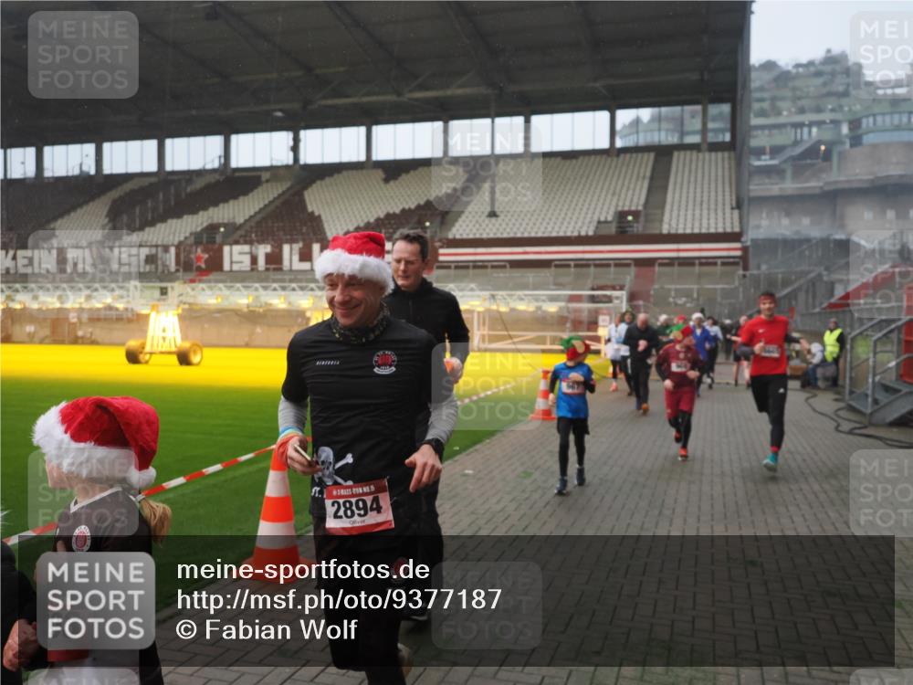 07.12.2025 - St. Pauli X-Mass-Run No. 15 Fabian Wolf http://msf.ph/oto/9377187 07.12.2025 10:06:10 Ziel 127, 148, 180, 424, 468, 676, 805, 834, 893, 967, 969, 1119, 1788, 1937, 2756, 2757, 2894, 2968, 3093, 3172, 3196, 3812, 3814, 3857, 3859, 4235, 4236, 4237, 4246, 4251, 4657, 4665, 4670, 4676, 4677, 4736, 4739 meine-sportfotos.de