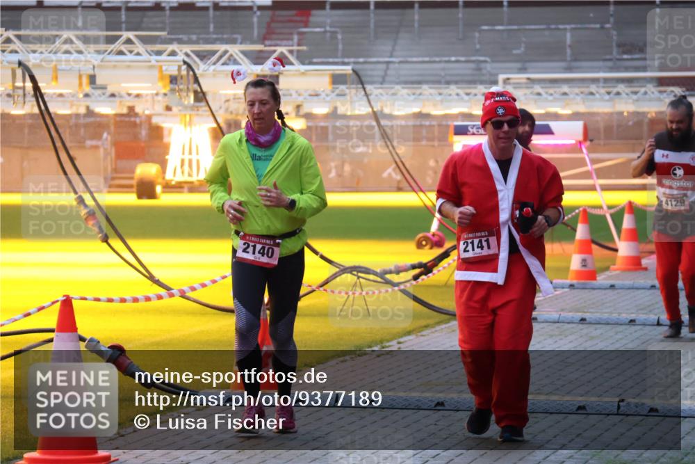 07.12.2025 - St. Pauli X-Mass-Run No. 15 Luisa Fischer http://msf.ph/oto/9377189 07.12.2025 10:00:42 Ziel 15, 2140, 15, 2141, 4129, 802, 934, 1112, 1333, 1354, 1360, 1404, 1418, 1976, 2140, 2141, 2729, 2964, 3336, 4129 meine-sportfotos.de