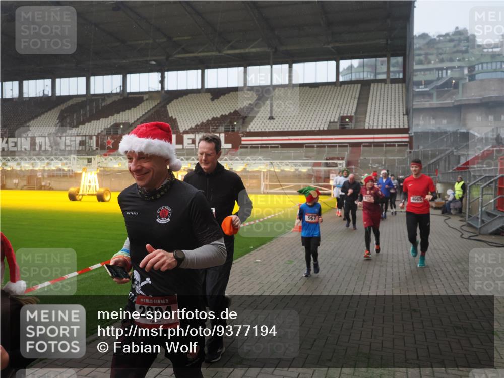 07.12.2025 - St. Pauli X-Mass-Run No. 15 Fabian Wolf http://msf.ph/oto/9377194 07.12.2025 10:06:10 Ziel 127, 148, 180, 424, 468, 676, 805, 834, 893, 967, 969, 1119, 1788, 1937, 2756, 2757, 2894, 2968, 3093, 3172, 3196, 3812, 3814, 3857, 3859, 4235, 4236, 4237, 4246, 4251, 4657, 4665, 4670, 4676, 4677, 4736, 4739 meine-sportfotos.de