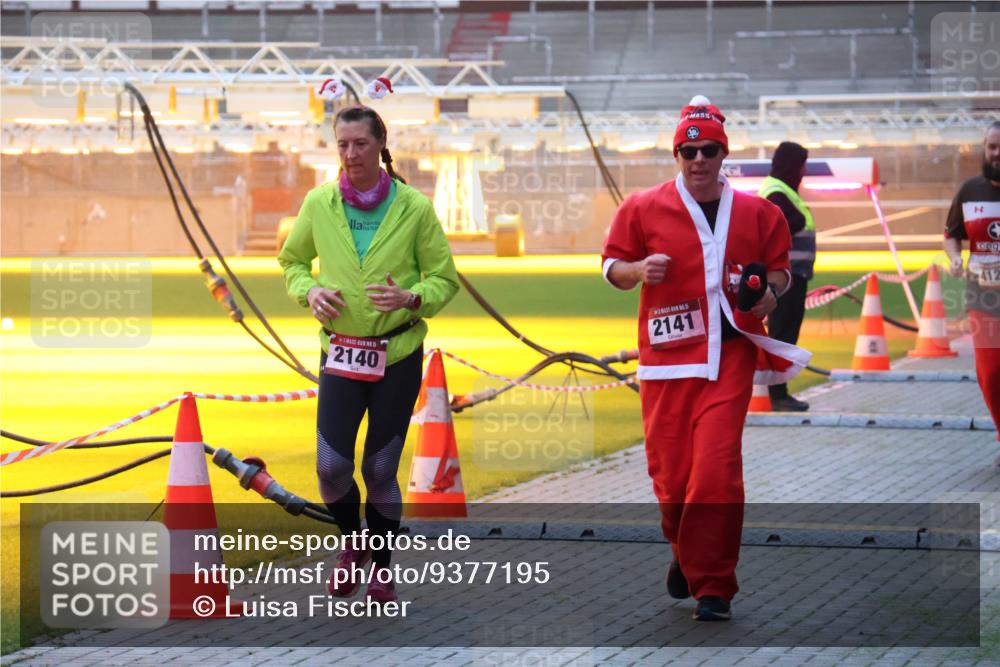 07.12.2025 - St. Pauli X-Mass-Run No. 15 Luisa Fischer http://msf.ph/oto/9377195 07.12.2025 10:00:43 Ziel 2140, 2141, 1, 412, 802, 855, 934, 1112, 1333, 1354, 1360, 1404, 1418, 1976, 2140, 2141, 2964, 3336, 4129 meine-sportfotos.de
