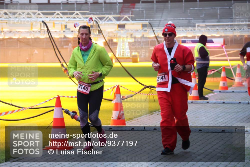 07.12.2025 - St. Pauli X-Mass-Run No. 15 Luisa Fischer http://msf.ph/oto/9377197 07.12.2025 10:00:43 Ziel 2140, 2141, 802, 855, 934, 1112, 1333, 1354, 1360, 1404, 1418, 1976, 2140, 2141, 2964, 3336, 4129 meine-sportfotos.de