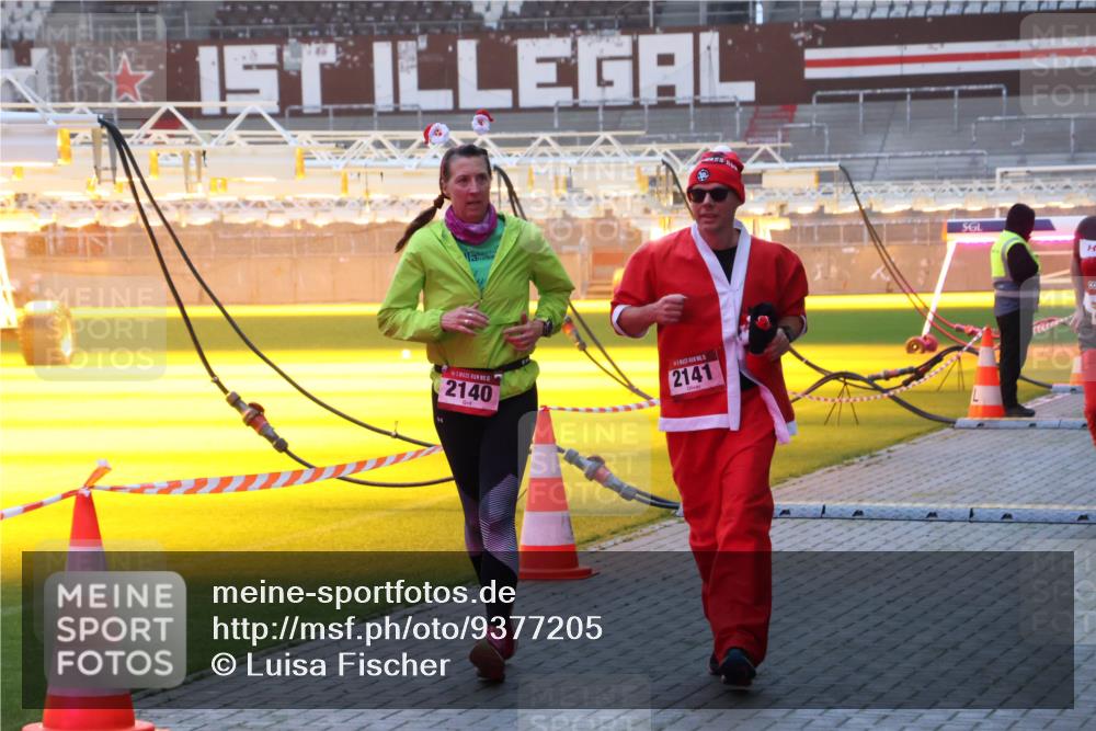 07.12.2025 - St. Pauli X-Mass-Run No. 15 Luisa Fischer http://msf.ph/oto/9377205 07.12.2025 10:00:45 Ziel 2140, 2141, 802, 855, 1112, 1333, 1354, 1360, 1404, 1418, 1976, 2140, 2141, 2348, 2964, 3336, 4129 meine-sportfotos.de