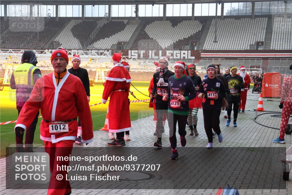 07.12.2025 - St. Pauli X-Mass-Run No. 15 Luisa Fischer http://msf.ph/oto/9377207 07.12.2025 10:25:47 Ziel 1012, 4119, 4121, 411, 4445, 631, 50, 129, 211, 404, 1012, 1069, 1247, 1631, 1977, 1987, 1995, 2029, 2680, 3742, 3962, 4118, 4119, 4121, 4162, 4164, 4201, 4202, 4204, 4284, 4335, 4372, 4373, 4431, 4445, 4474, 4482, 4485, 4513, 4514, 4846 meine-sportfotos.de